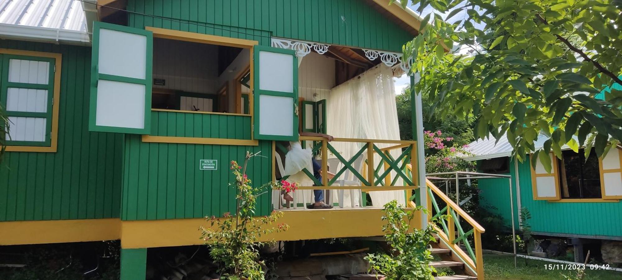 Hotel Yellow Home Providencia Isla Баия-Суроэсте Экстерьер фото